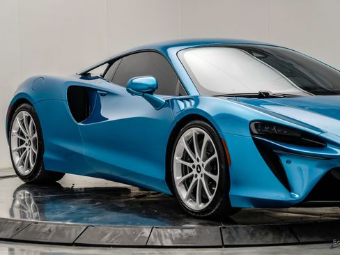 Used 2024 McLaren Artura RWD image 31
