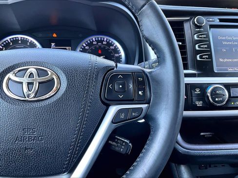 Used 2019 Toyota Highlander XLE w/ Carpet Mat Package (TMS) AWD/4WD image 25