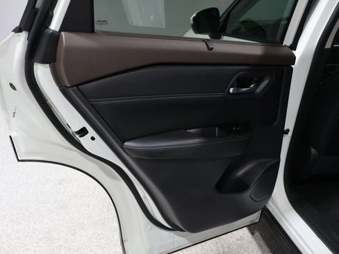 Used 2023 Nissan Rogue SL w/ SL Premium Package image 21