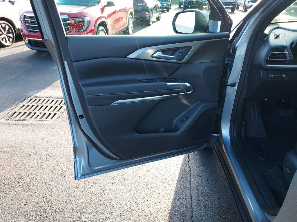 New 2027 Chevrolet Traverse LT w/ LPO, Floor Liner Package AWD/4WD image 12