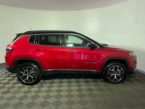 Used 2025 Jeep Compass Limited w/ Sun & Sound Group AWD/4WD image 8