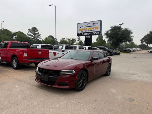 Used 2021 Dodge Charger SXT w/ Blacktop Package RWD image 3