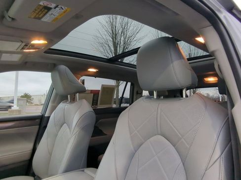 Certified 2025 Toyota Highlander Platinum image 9
