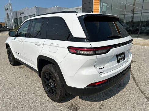 Used 2024 Jeep Grand Cherokee Altitude AWD/4WD image 9