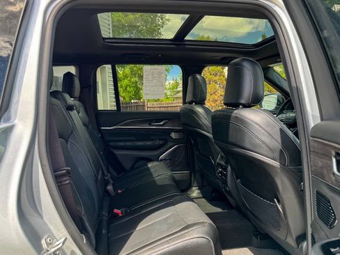 Used 2023 Jeep Grand Cherokee Overland AWD/4WD image 13