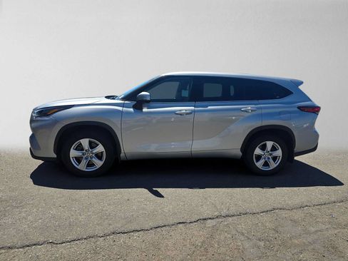 Used 2022 Toyota Highlander LE AWD/4WD image 6
