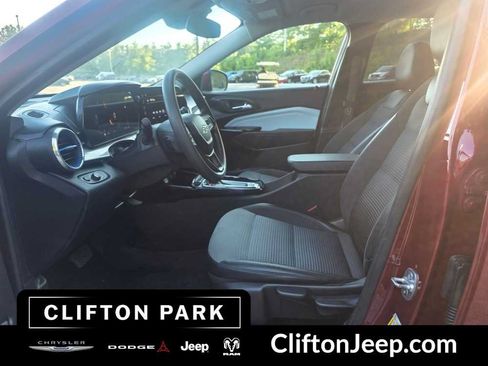 Used 2025 Chevrolet Trax LT FWD image 10