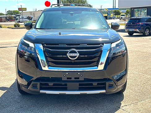 Used 2025 Nissan Pathfinder SL FWD image 11