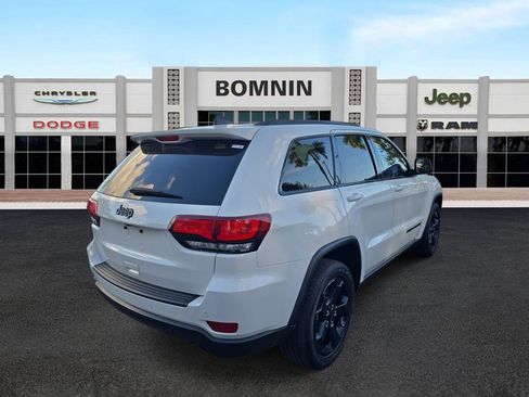 Used 2019 Jeep Grand Cherokee Laredo RWD image 3