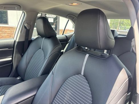 Used 2019 Toyota Camry SE FWD image 3
