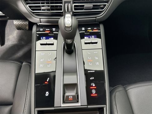 Certified 2025 Porsche Macan image 24