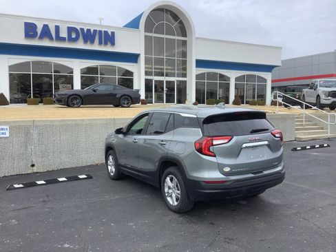 Used 2024 GMC Terrain SLE image 5