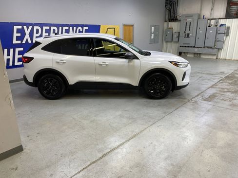 Used 2025 Ford Escape Active FWD image 8