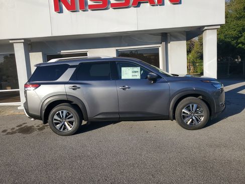 New 2025 Nissan Pathfinder SL image 2