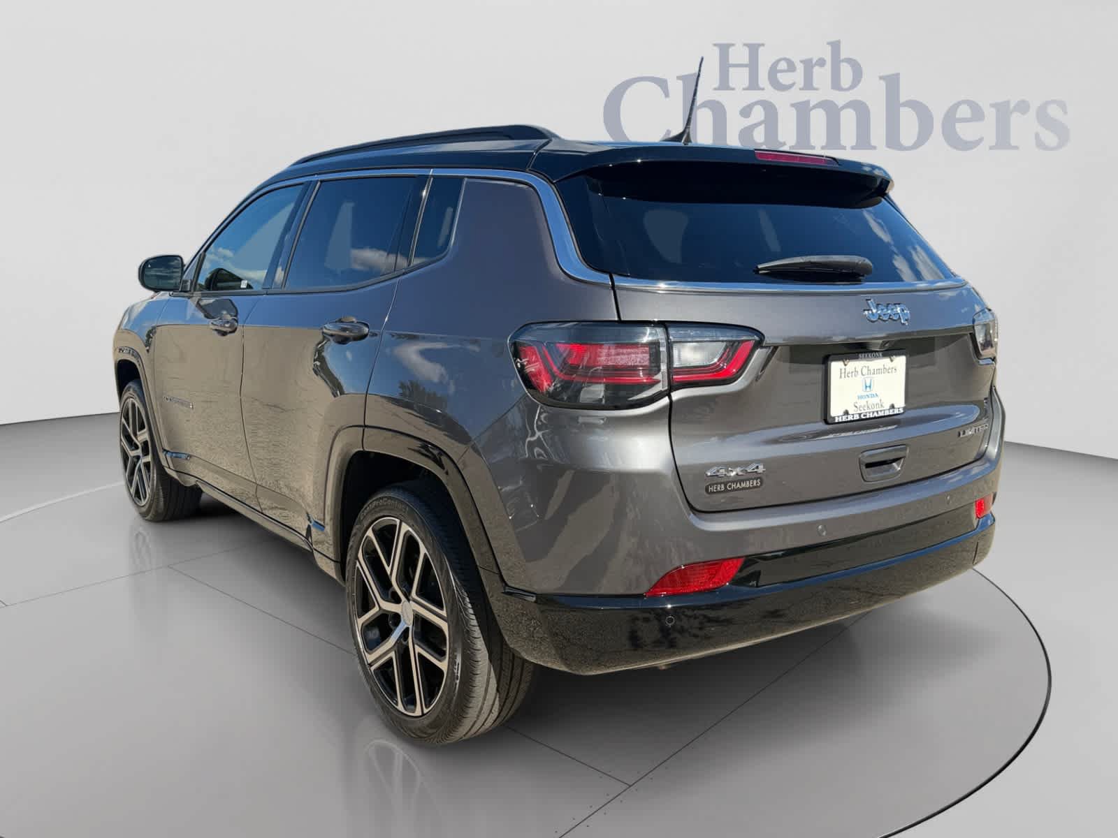 Used 2024 Jeep Compass Limited w/ Elite Group AWD/4WD image 3