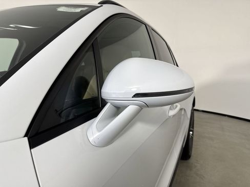 Certified 2025 Porsche Macan image 12