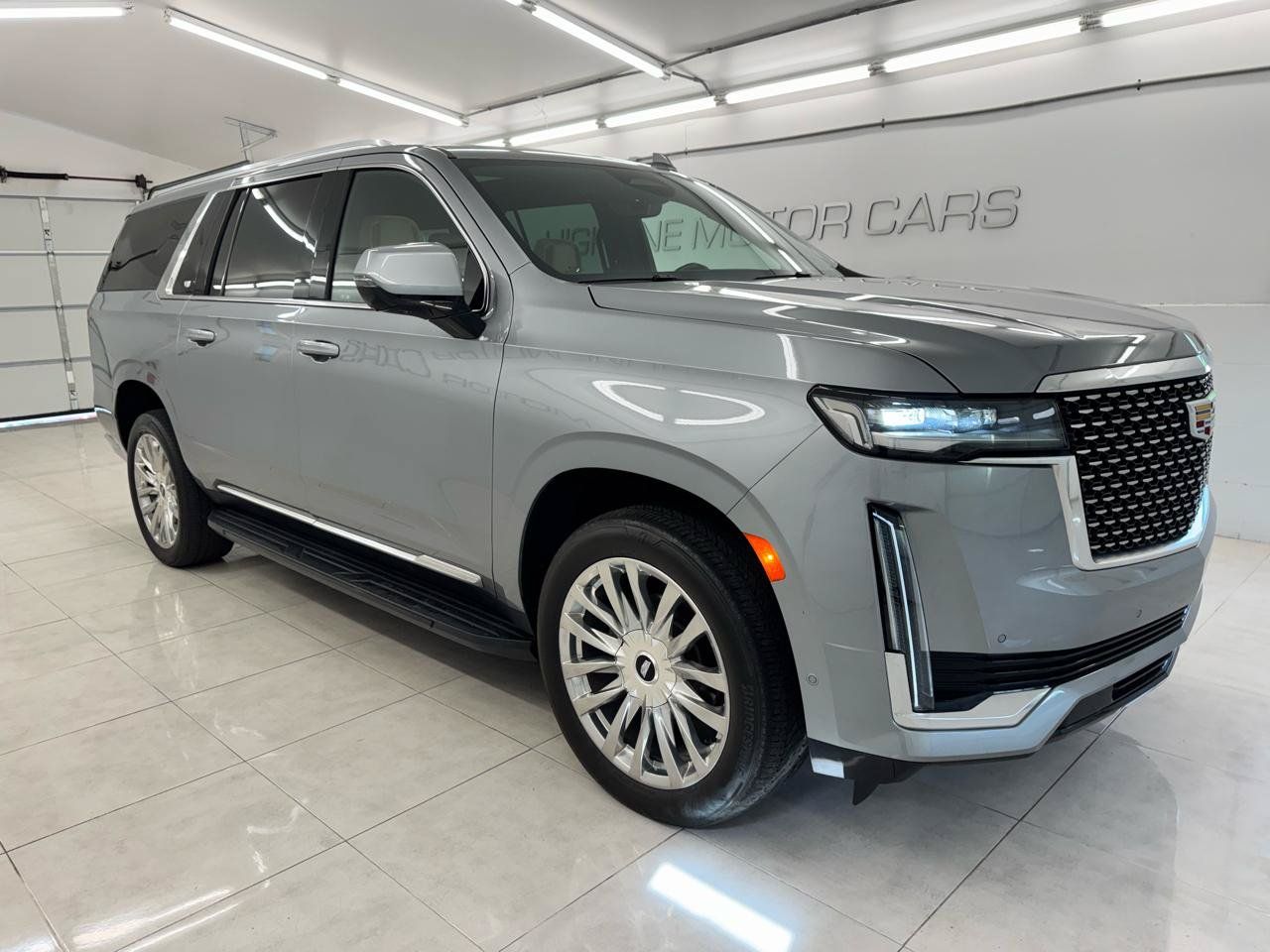 Used 2023 Cadillac Escalade ESV Premium Luxury AWD/4WD image 3