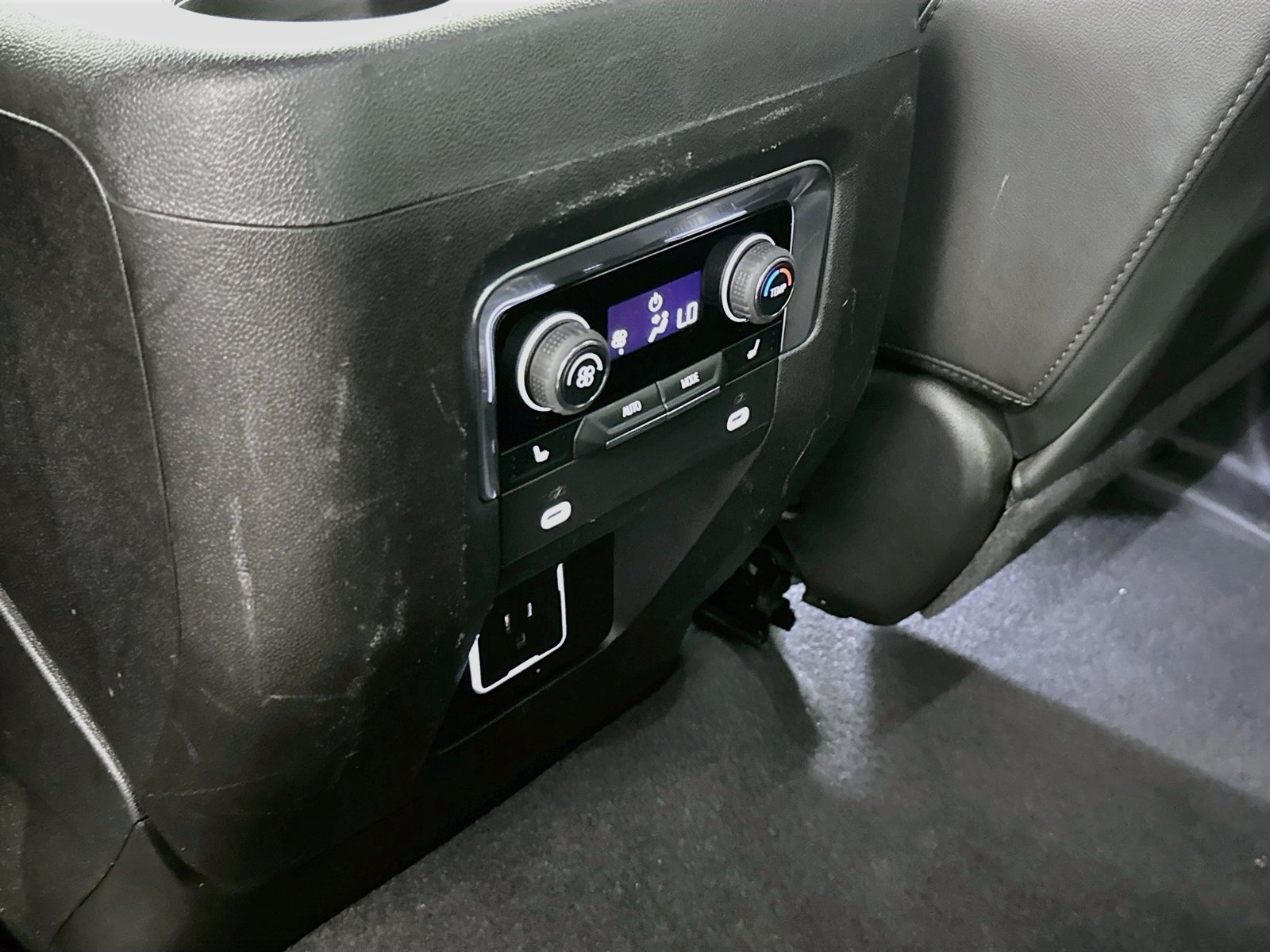 Used 2024 Chevrolet Tahoe Premier AWD/4WD image 27