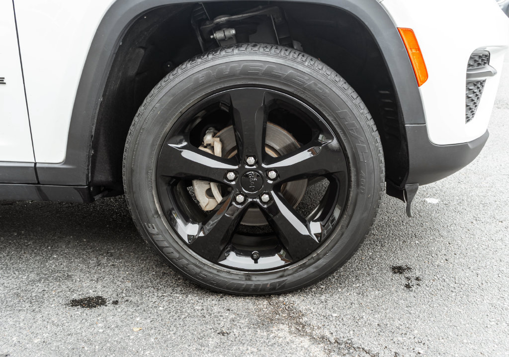Used 2023 Jeep Grand Cherokee Altitude AWD/4WD image 5