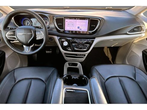 Used 2024 Chrysler Pacifica Touring-L FWD image 10
