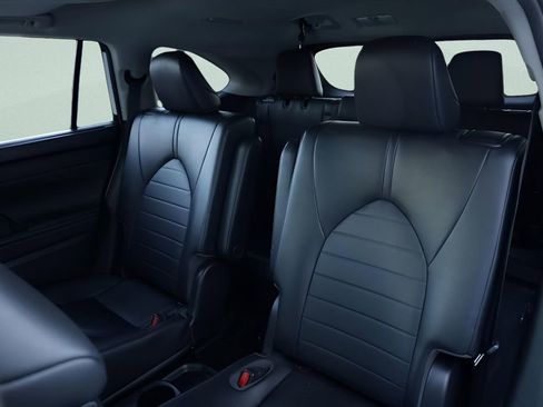 Used 2023 Toyota Highlander XLE image 11