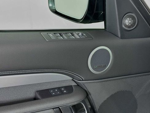 New 2025 Land Rover Discovery Dynamic SE image 18