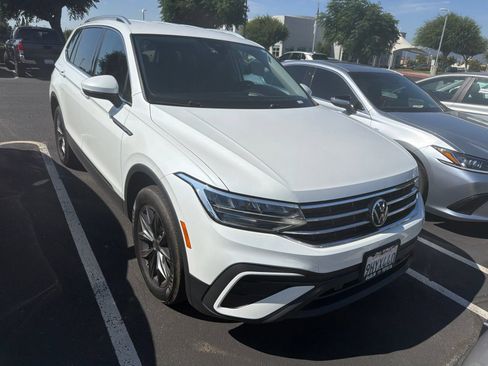 Used 2023 Volkswagen Tiguan SE FWD image 1