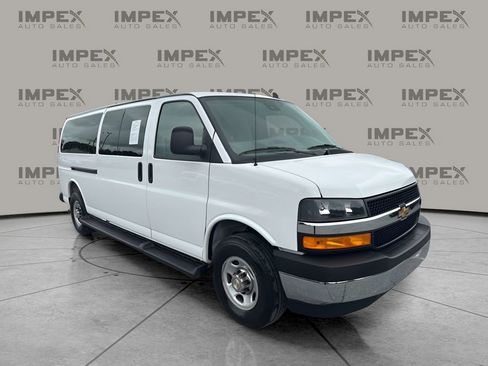 Used 2025 Chevrolet Express 3500 LT w/ LT Preferred Equipment Group RWD image 7