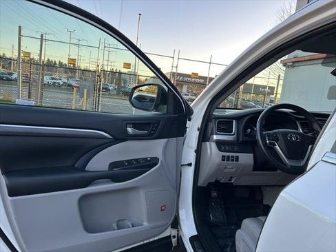 Certified 2019 Toyota Highlander Limited AWD/4WD image 9