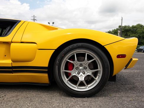 Used 2005 Ford GT RWD image 25