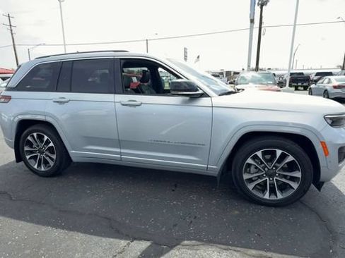 Used 2023 Jeep Grand Cherokee L Limited AWD/4WD image 9