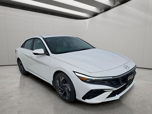 Used 2025 Hyundai Elantra Limited image 7