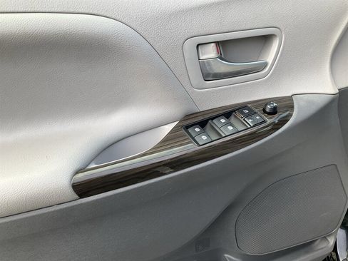 Used 2015 Toyota Sienna XLE w/ XLE Navigation Package image 17