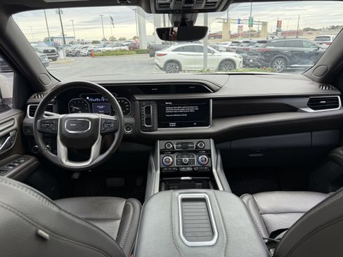 Used 2021 GMC Yukon XL Denali w/ Denali Premium Package image 18