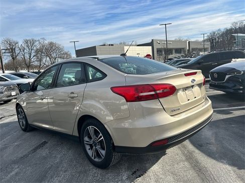 Used 2018 Ford Focus SE w/ SE Appearance Package image 4