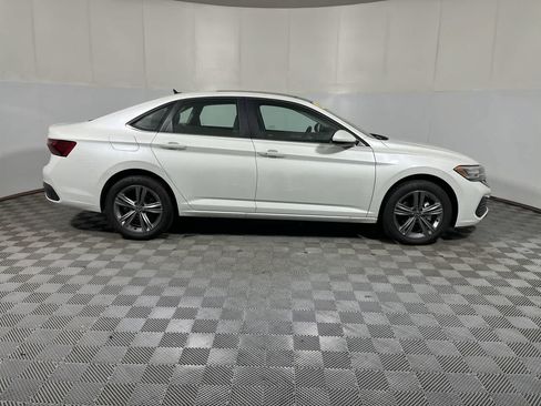 Used 2023 Volkswagen Jetta SE w/ Panoramic Sunroof Package FWD image 9