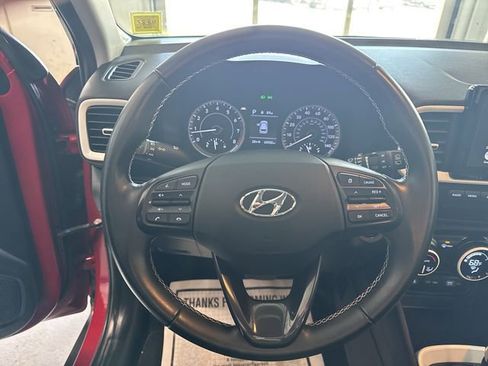 Used 2022 Hyundai Venue Limited image 11