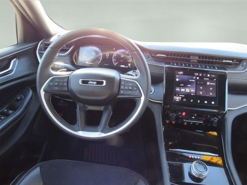 Used 2023 Jeep Grand Cherokee Altitude image 5