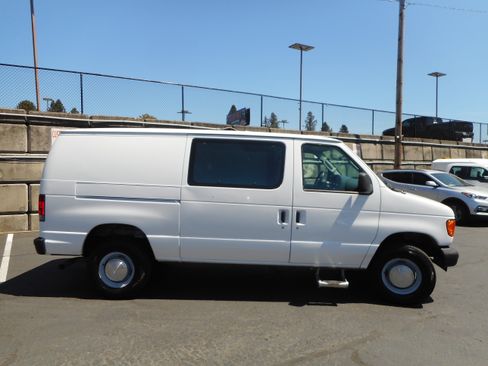 Used 2004 Ford E-350 and Econoline 350 Super Duty RWD image 2