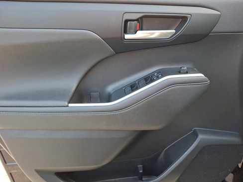 Used 2023 Toyota Highlander XLE AWD/4WD image 11