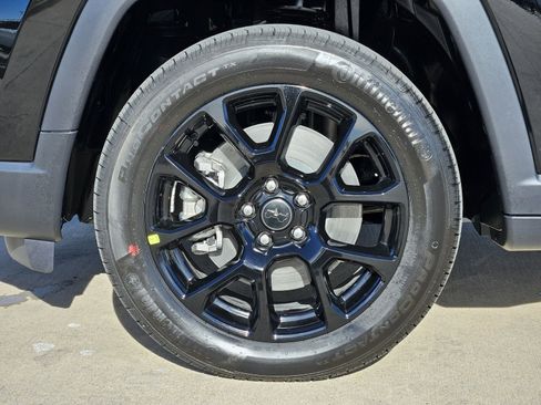 New 2026 Jeep Compass Latitude image 12