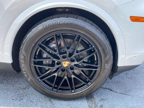 Used 2024 Porsche Cayenne AWD/4WD image 29