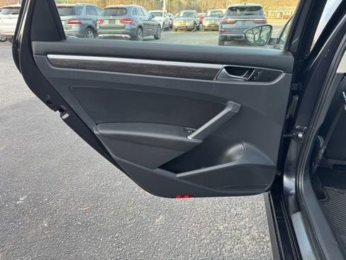 Used 2017 Volkswagen Passat 1.8T SEL Premium image 15