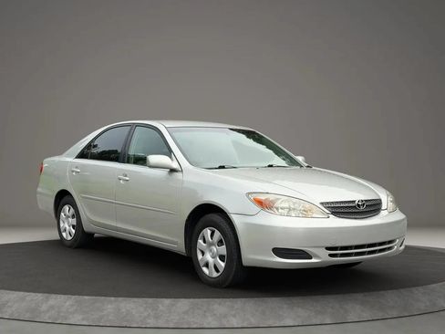 Used 2004 Toyota Camry LE FWD image 3