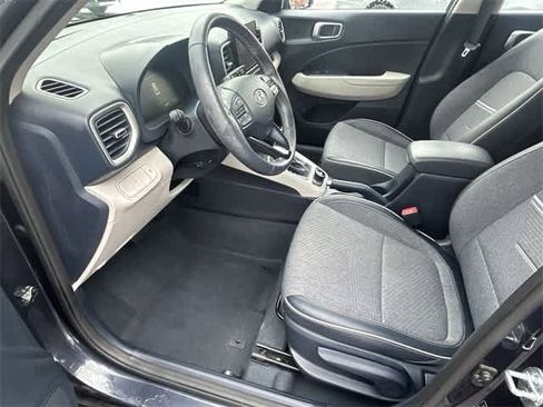 Used 2023 Hyundai Venue Limited image 15
