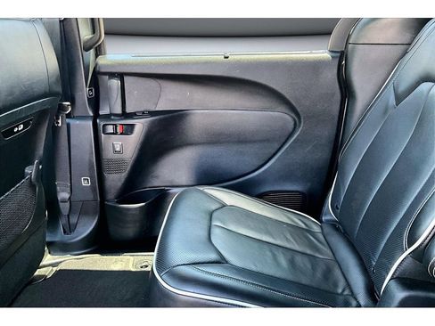 Certified 2025 Chrysler Pacifica Limited FWD image 44