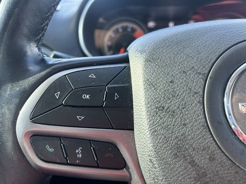 Used 2019 Jeep Cherokee Limited image 19