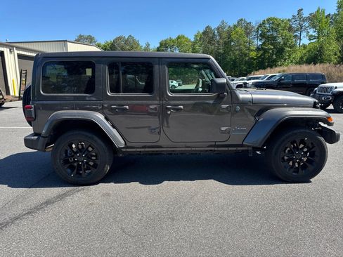 Used 2025 Jeep Wrangler Unlimited Sahara w/ Safety Group AWD/4WD image 5