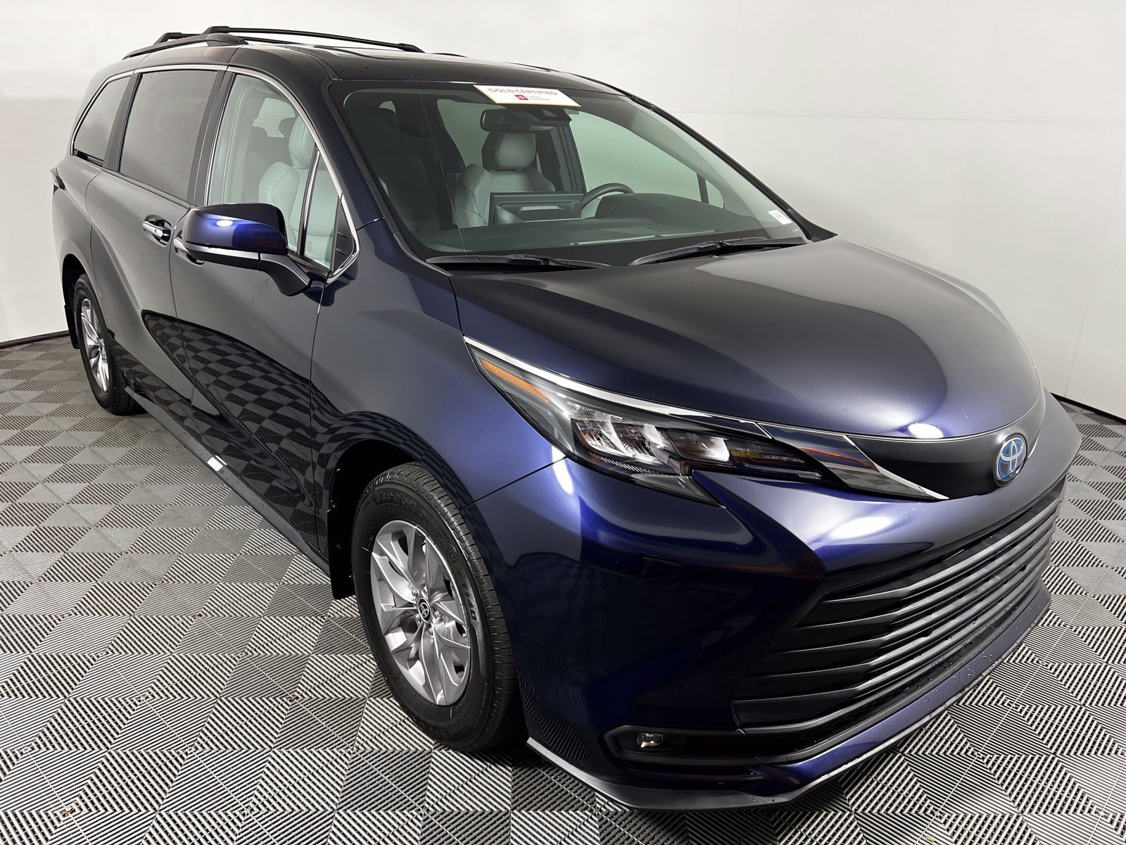 Certified 2025 Toyota Sienna XLE FWD image 3