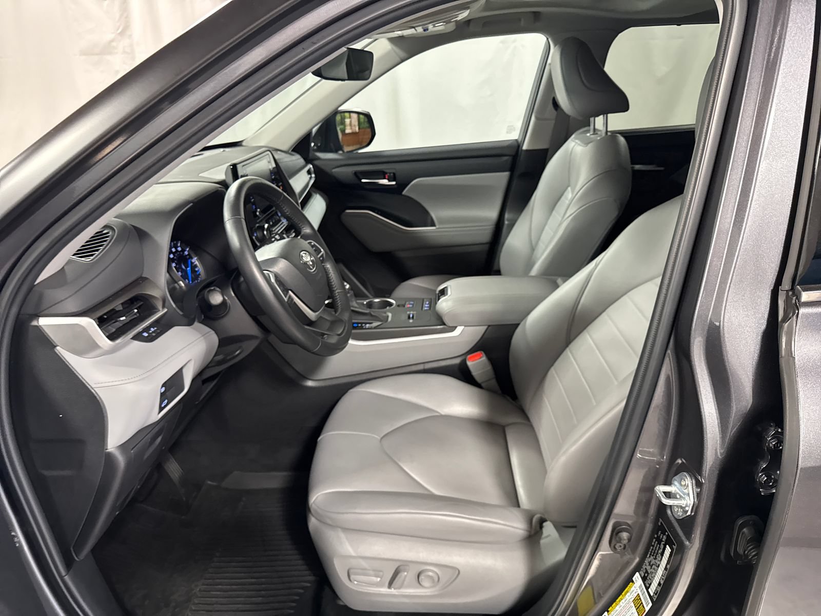 Used 2022 Toyota Highlander XLE AWD/4WD image 3